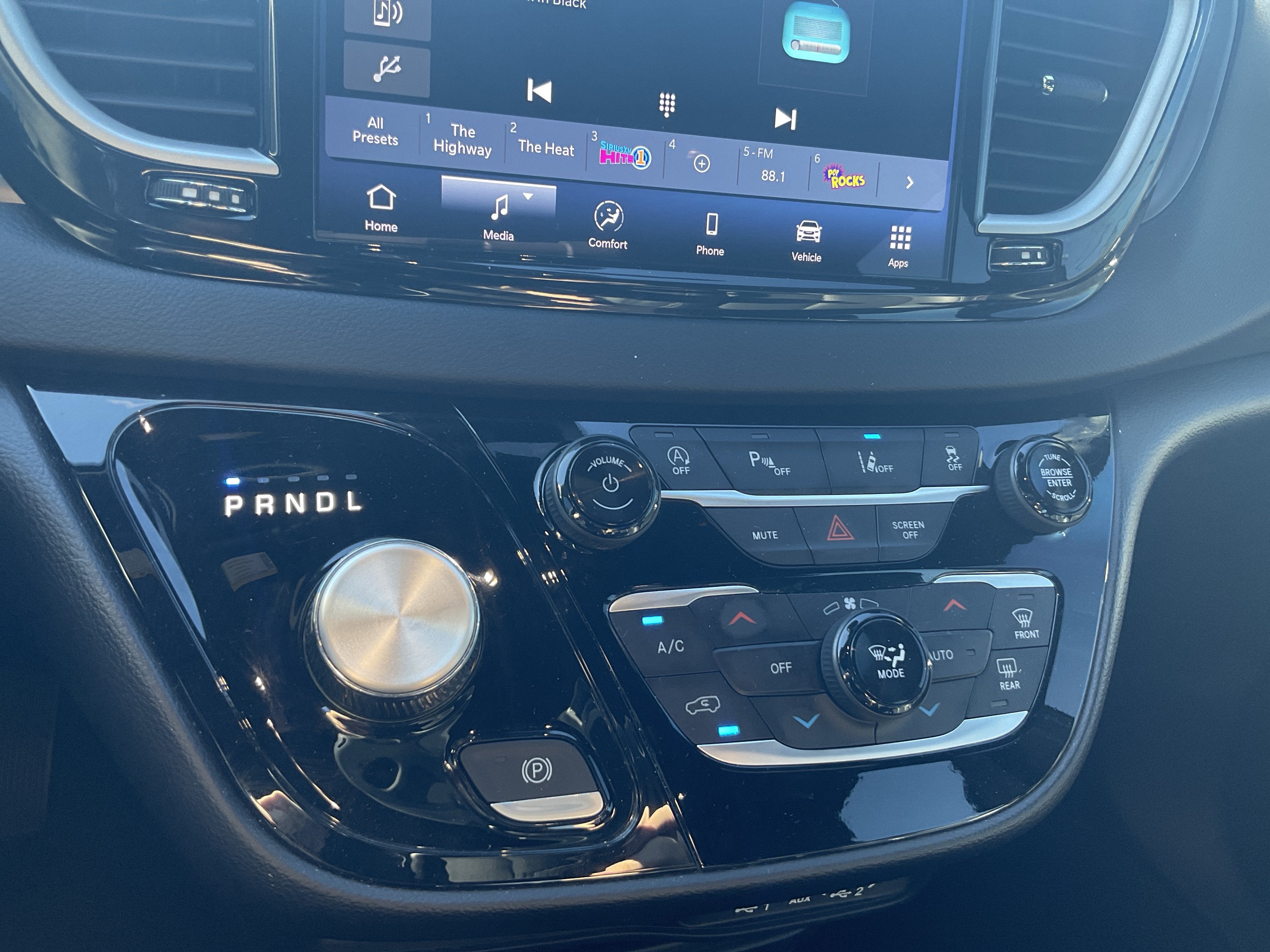 2025 Chrysler Pacifica Select