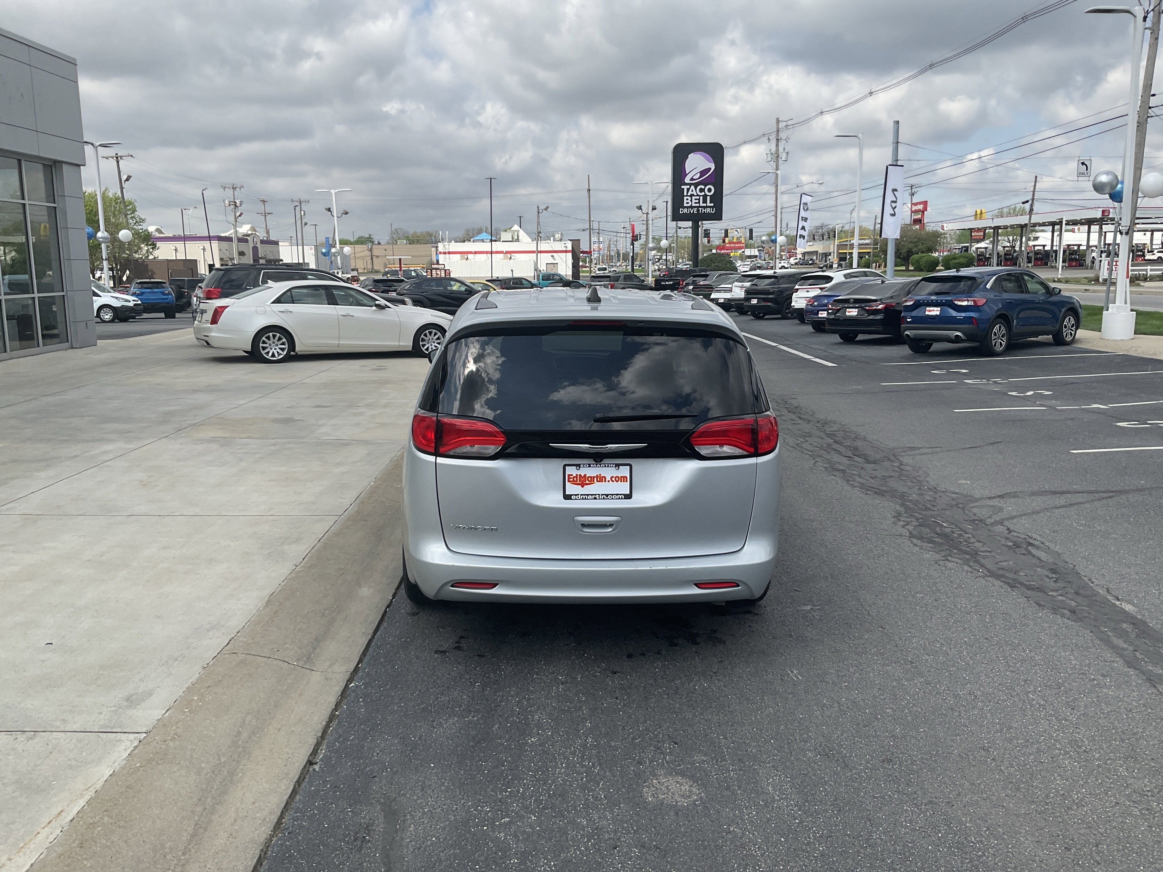 2023 Chrysler Voyager LX