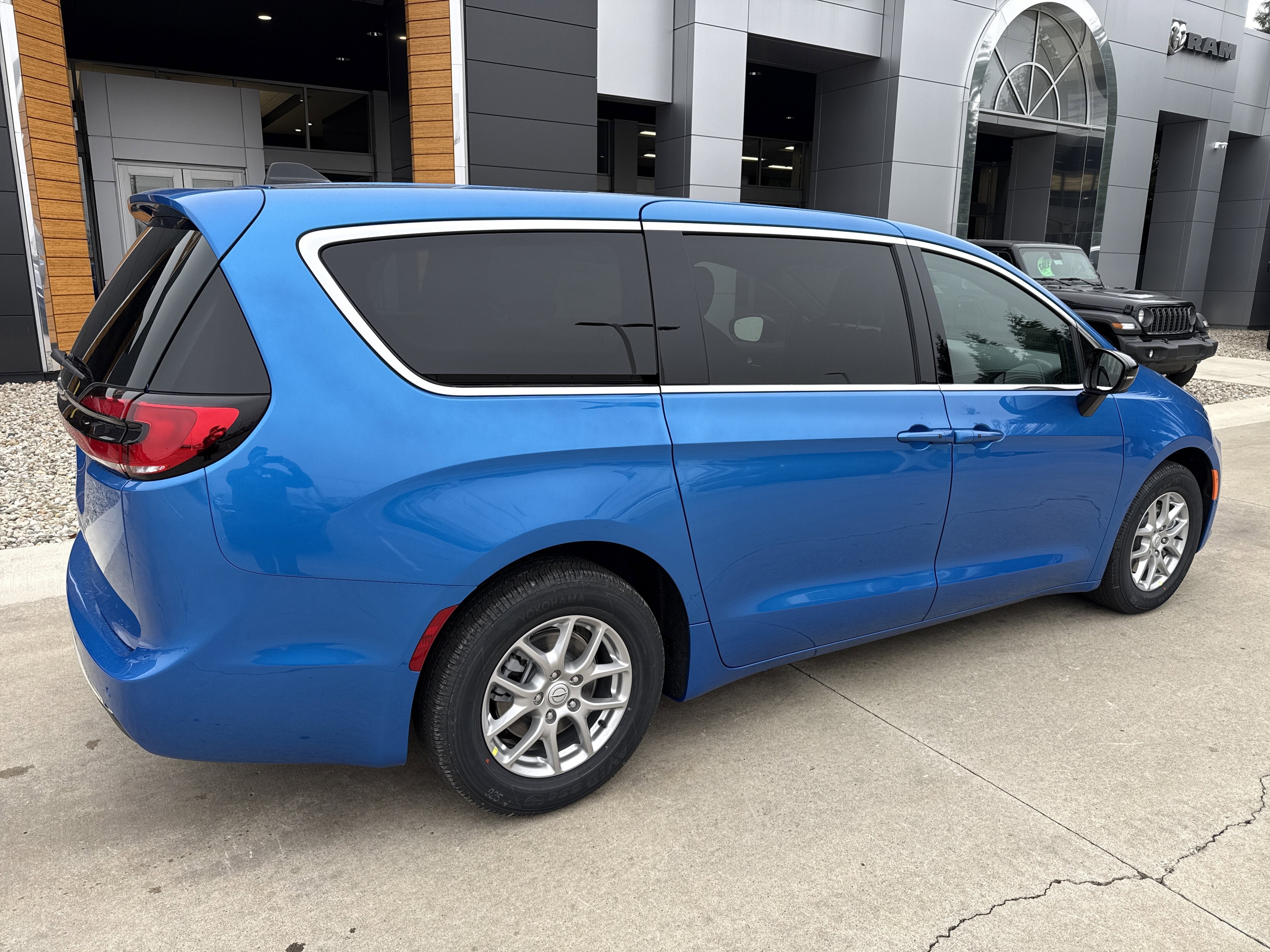 2026 Chrysler Pacifica Select