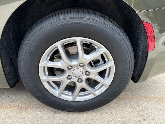 2027 Chrysler Pacifica Select