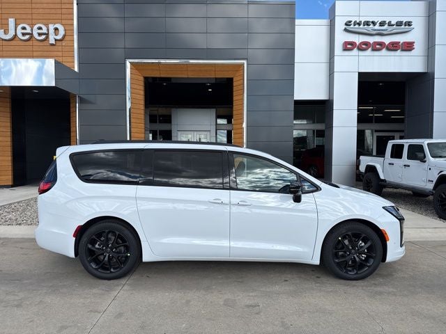 2027 Chrysler Pacifica Limited