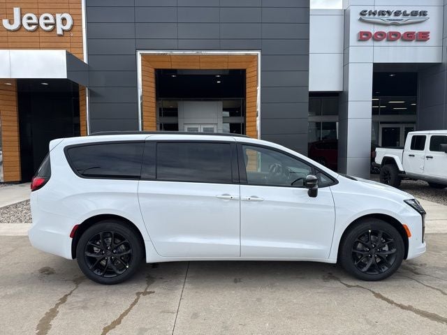 2027 Chrysler Pacifica Limited