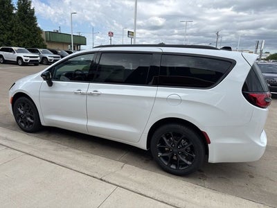 2027 Chrysler Pacifica Limited