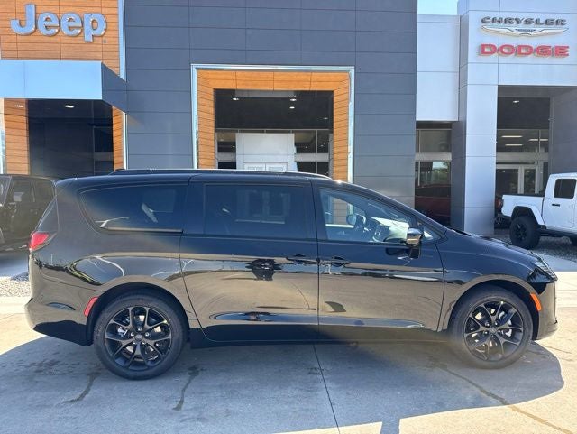 2027 Chrysler Pacifica Limited