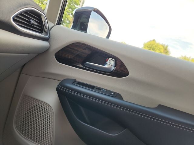 2023 Chrysler Pacifica Hybrid Limited