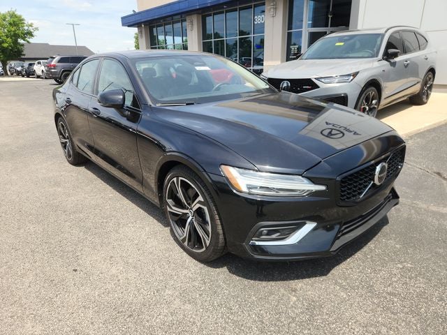 2024 Volvo S60 B5 Core Dark Theme