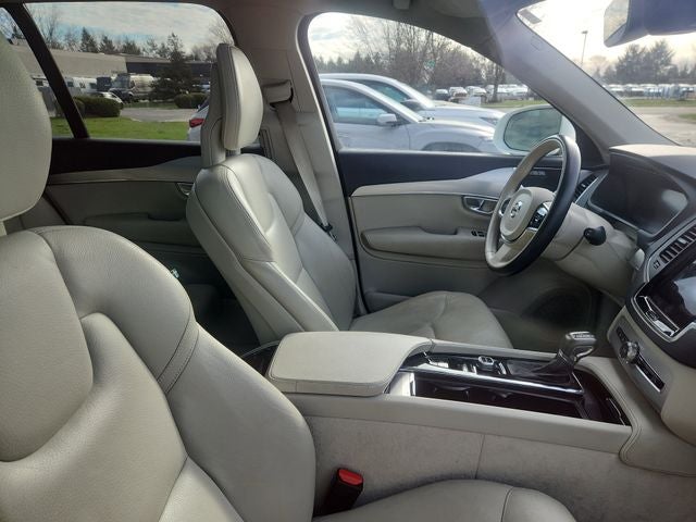 2016 Volvo XC90 T6 Momentum