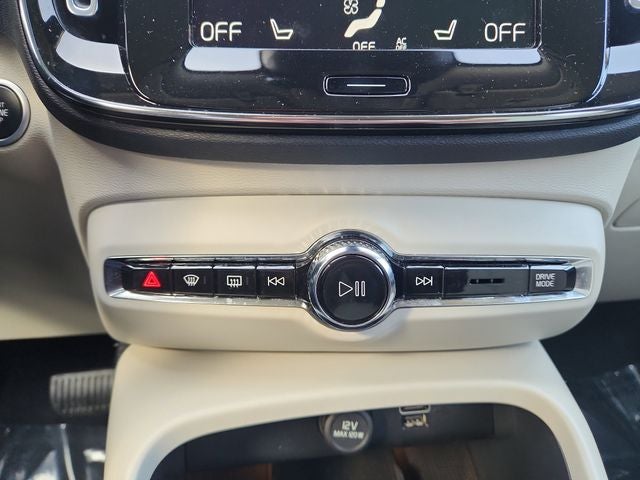 2022 Volvo XC40 Momentum