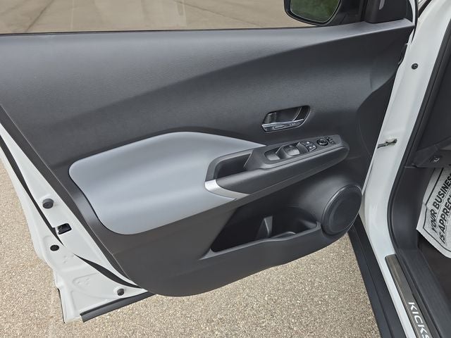 2022 Nissan Kicks SR