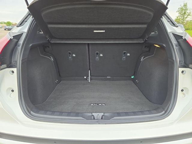 2022 Nissan Kicks SR