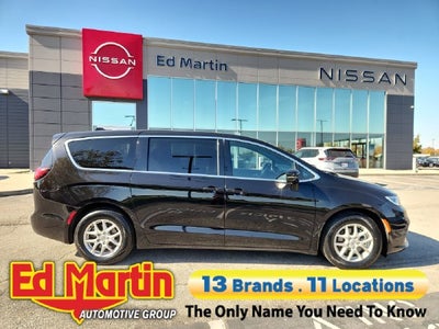 2025 Chrysler Pacifica Select