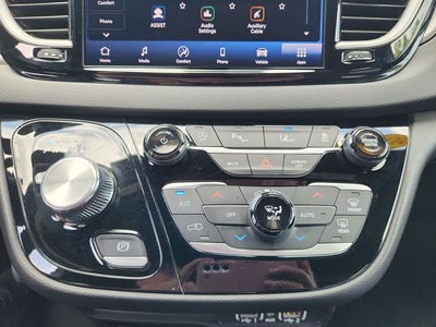 2025 Chrysler Pacifica Select
