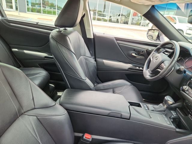 2022 Lexus ES 300h Ultra Luxury