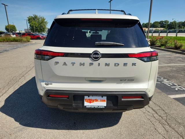 2022 Nissan Pathfinder SV