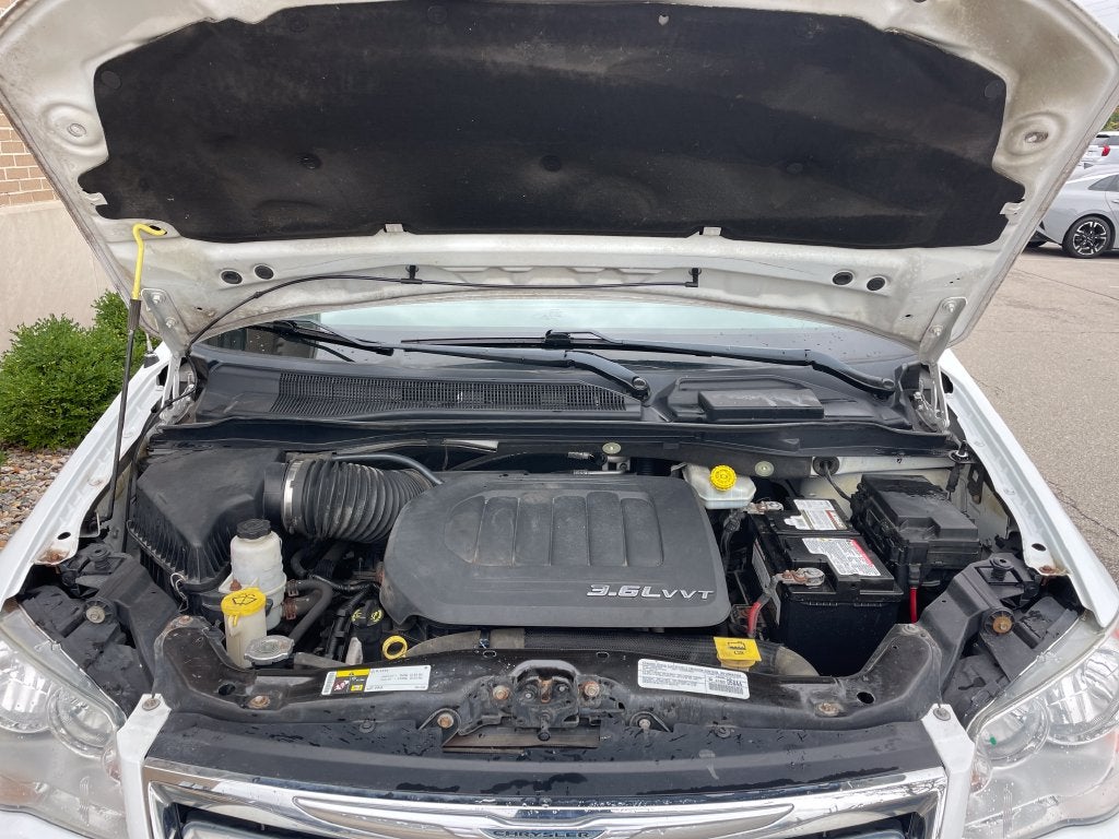 2014 Chrysler Town & Country Touring-L