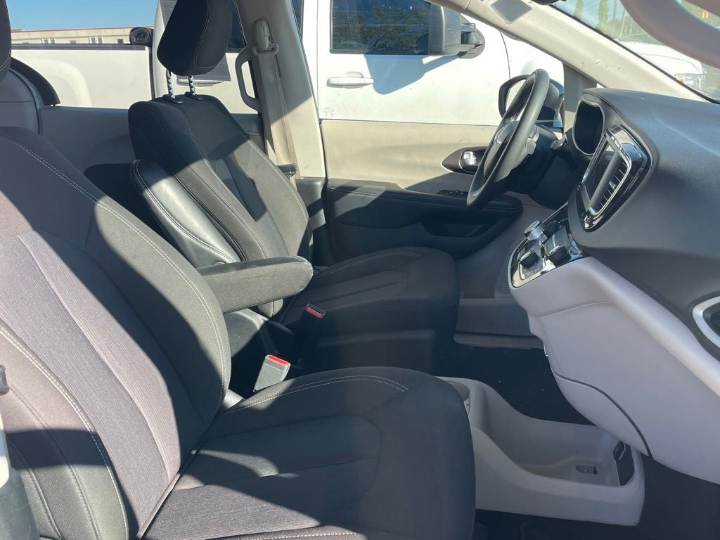 2024 Chrysler Voyager LX