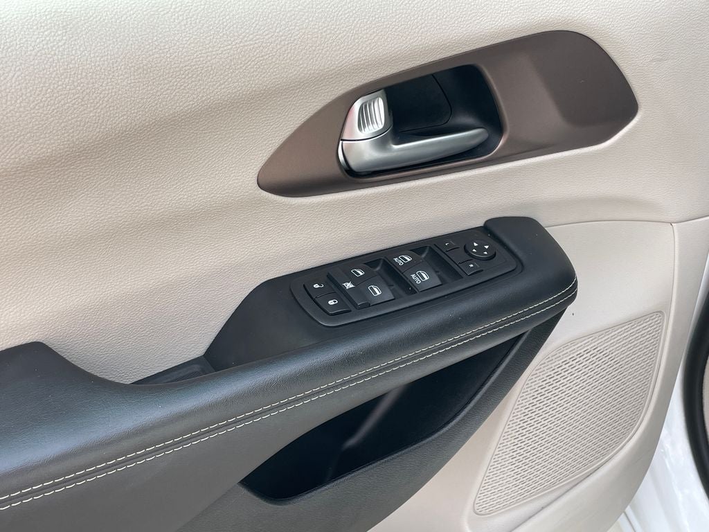 2024 Chrysler Voyager LX