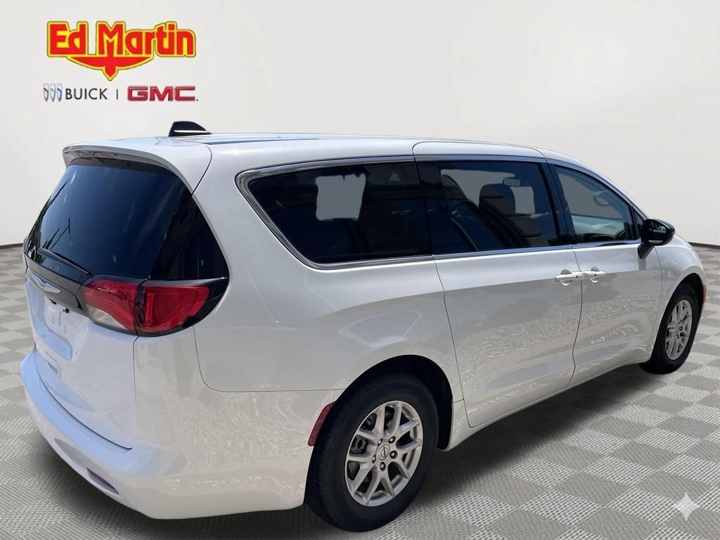 2024 Chrysler Voyager LX