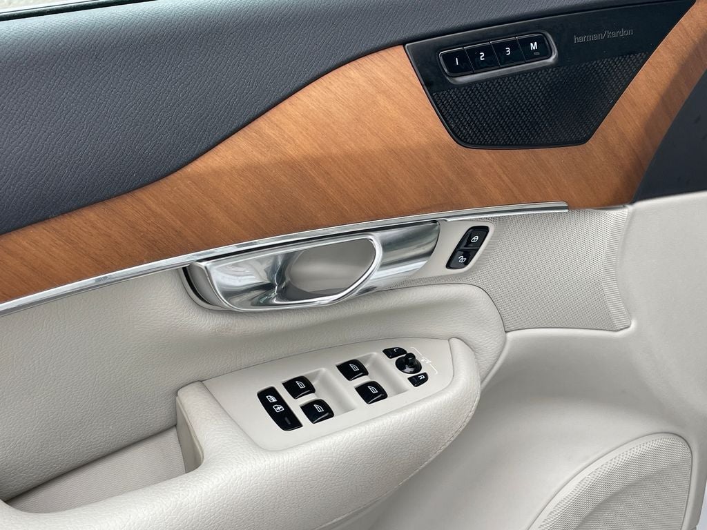 2021 Volvo XC90 T6 Momentum