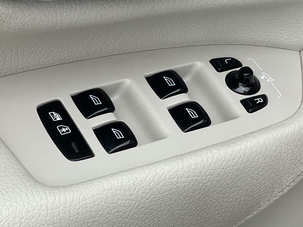 2021 Volvo XC90 T6 Momentum