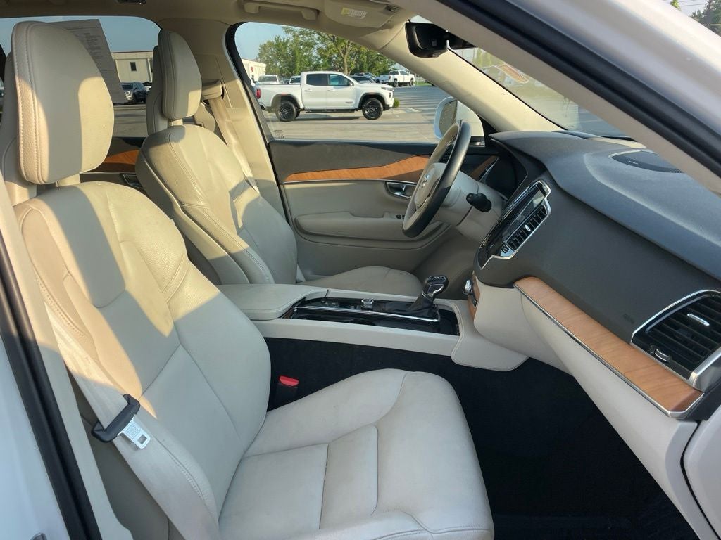 2021 Volvo XC90 T6 Momentum