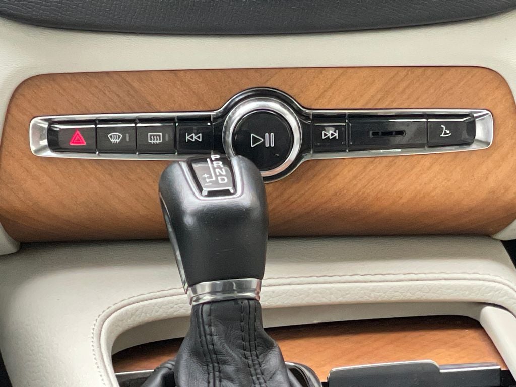 2021 Volvo XC90 T6 Momentum