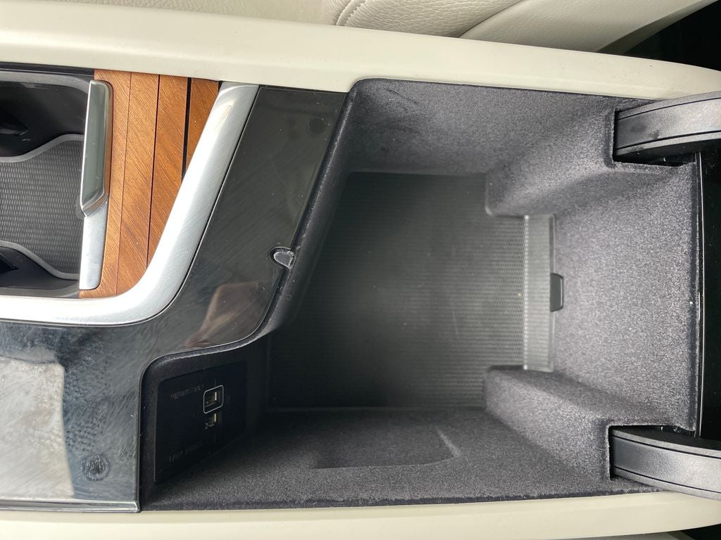 2021 Volvo XC90 T6 Momentum