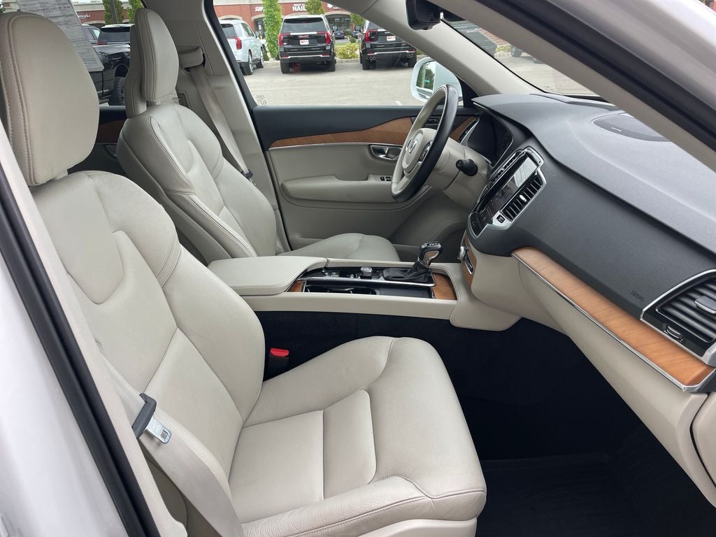 2021 Volvo XC90 T6 Momentum