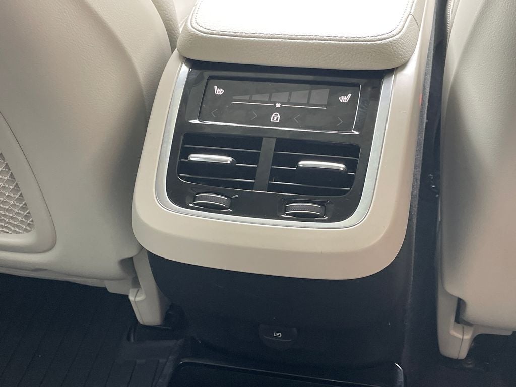 2021 Volvo XC90 T6 Momentum