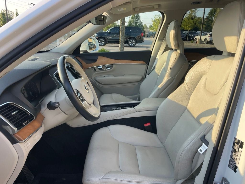 2021 Volvo XC90 T6 Momentum