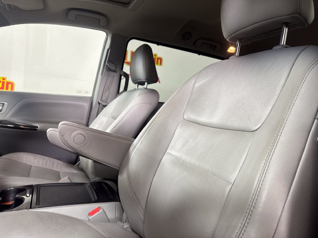 2015 Toyota Sienna XLE 8 Passenger