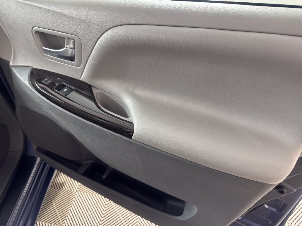 2015 Toyota Sienna XLE 8 Passenger