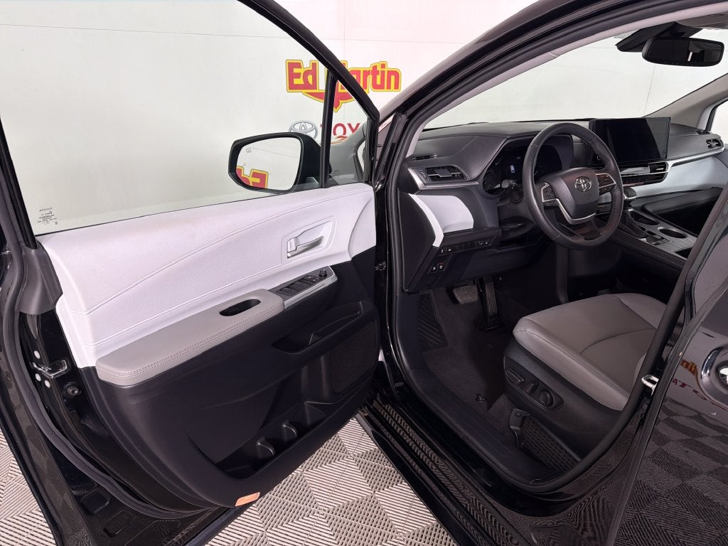 2026 Toyota Sienna XLE 8 Passenger